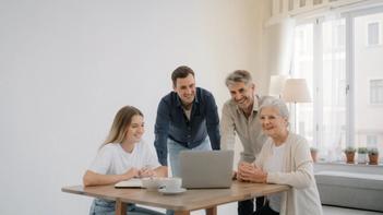 Quattro persone di età diverse, tra cui uno studente, due adulti che lavorano e una pensionata, consultano un computer in casa, illustrando chi può usare WIZBII.