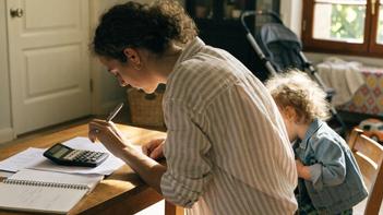 Parent calculant ses frais de garde à domicile pour illustrer la recherche cmg montant.